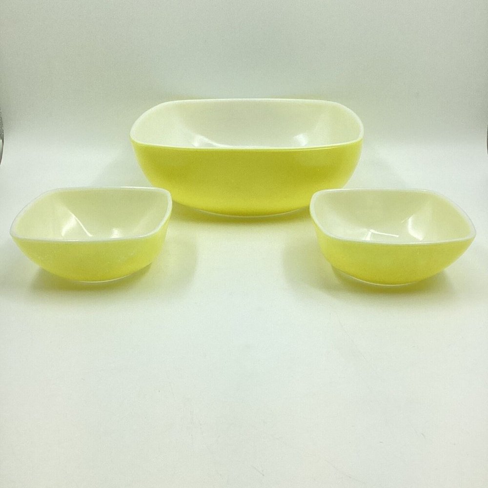 VTG (1) Yellow Pyrex 525B-025 2-1/2 Qt Square Hostess Serving Bowl, (2) 410 12oz